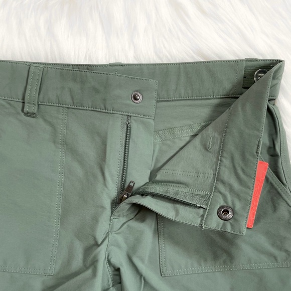 The North Face Girl’s Parker Shorts In Duck Green - Picture 2 of 7